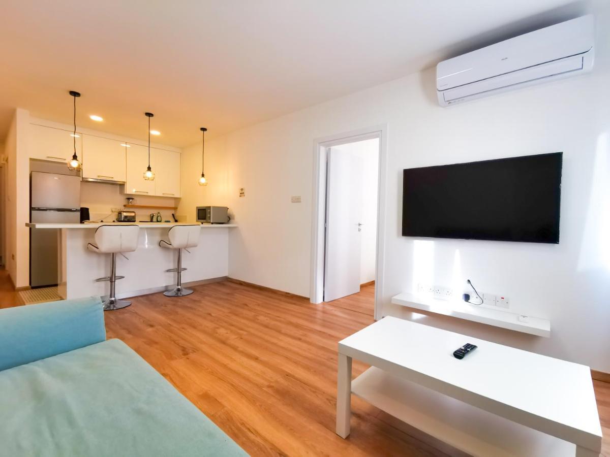 Citycenter Boutique Apartment Larnaca Bagian luar foto